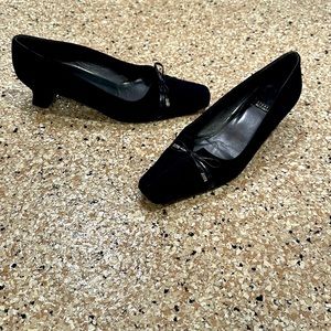 Stuart Weitzman 1.5 inch black suede pump. With leather bow detailing. Size 8W